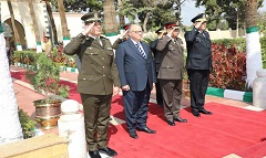 محافظ القاهرة يضع اكليلا من الزهور على مقابر شهداء المنطقة العسكرية بالخفير