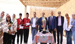 المركز الأول وكأس رفع المخلفات والقمامة في مسابقة كلنا فائزين" كلنا مسؤولون،"