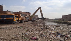 مواصلة أعمال التطهير وازالة المخلفات من ترعة الرشاح بمنطقة عرب غنيم