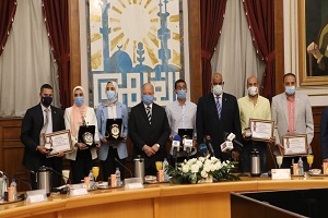 محافظ القاهرة يكرم أبطال مصر المتوجين بميداليات أوليمبية بطوكيو 2021 