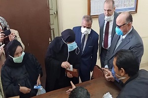 محافظ القاهرة يقوم بجولة لمتابعة منافذ صرف المعاشات 