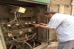 تغيير صناديق الإنارة ببعض شوارع الحي