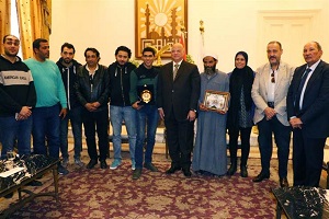 محافظ القاهرة يكرم الشاب "منقذ " أسرة الزاوية الحمراء