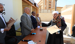 محافظ القاهرة يسلم عقود للباعة المنقولين من سوق الزلزال إلى أسواق حضارية