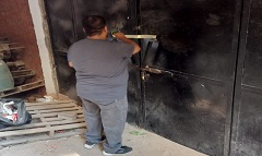 غلق مخزن بداخل بدروم بعقار بشارع صالح حقي لمخالفته