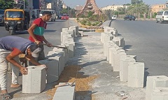 عمل رصف للبلدورة لمنع السير العكسي والحوادث بشارع السادات