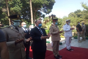 محافظ القاهرة يضع إكليلاً من الزهور على مقابر شهداء المنطقة العسكرية 