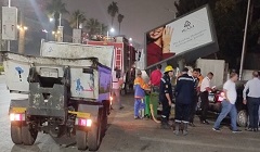 إزالة اثار حادث مرورى أمام قصر البارون