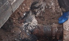 تصليح كسر بماسورة مياه بشارع عبد الحميد بدوي