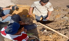 اصلاح كسر ماسورة مياه في شارع الترام بالحي 