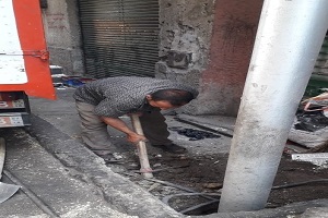 تغيير أعمدة إنارة بالحي