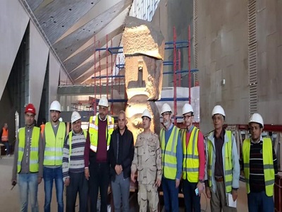 رفع وتثبيت وإضاءة القطع الأثرية الثقيلة علي الدرج العظيم بالمتحف المصري الكبير