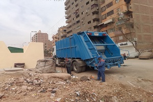 رفع القمامة والمخلفات ببعض الشوارع بحي المرج
