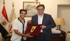 وزير الثقافة يكرم النجم العالمي مينا مسعود ويعلنه ممثلاً للثقافة والفنون في الخارج