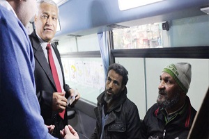 فرق الإغاثة تجوب شوارع القاهرة لإنقاذ المشردين ورعاية أطفال بلا مأوى