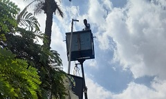 إصلاح أسلاك كهربائية بداخل أعمدة الانارة أمام مدرسة القاهرة الدولية