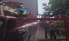 إصلاح اسلاك كهربائية داخل اعمدة الانارة بشارع الحرية