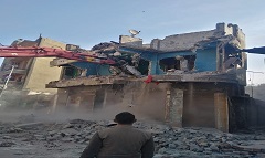 إزالة عقار بشارع الجيش للخطورة الداهمة 