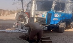 تطهير وتسليك خط الصرف الصحي بشارع المنطقة الصناعية