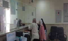 رئيسة الحي تتابع سير العمل داخل المركز التكنولوجي لخدمة المواطنين