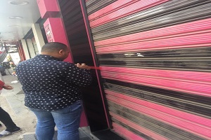 غلق محل غير مرخص بشارع الجيش