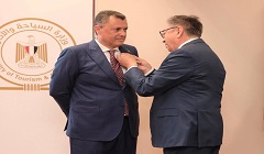دولة كازاخستان تكرم وزير السياحة والآثار وتمنحه وسام شفاعة
