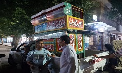 رئيس الحي يتابع حملة لرفع إشغالات عربة مأكولات من أحد شوارع الحي