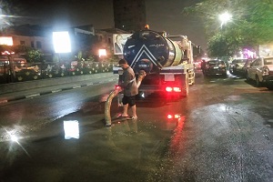 متابعة شفط مياه الصرف الصحي وتطهير بالوعات الحي 