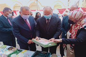 محافظ القاهرة ومدير صندوق تطوير العشوائيات يفتتحان معرض الأسر المنتجة