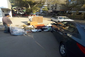 حملة نظافة وجمع تراكمات قمامة بحي المعادي