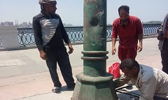 تثبيت اعمدة الانارة بطول الطريق بممشى مصر