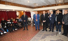 محافظ القاهرة يوزع 22 كرسيًا كهربيًا متحركًا على عدد من ذوى الهمم