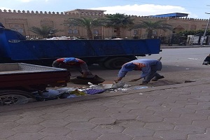 حي السيدة زينب يقوم بحمله نظافه لبعض الشوارع
