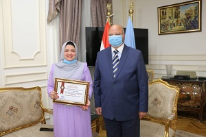 محافظ القاهرة يكرم فتاة لتجميل شارع في حي عين شمس بجهود ذاتية