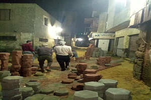 رصف وتبليط بعض شوارع الحي