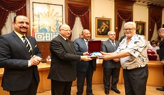 محافظ القاهرة يسلم تأشيرات الحج لأول أفواج حجاج الجمعيات الأهلية