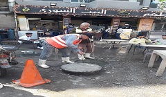 رئيس الحي يتفقد أعمال اصلاح الصرف الصحي ببعض الشوارع