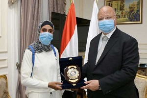 محافظ القاهرة يكرم الفائزة ببطولة العرب في الكيك بوكسينج