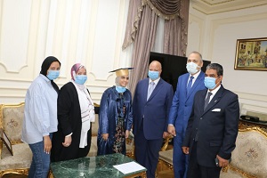 محافظ القاهرة يكرّم "بطلة الثانوية العامة" المتفوقة في الامتحانات