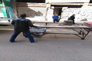 رفع بعض الاشغالات من بعض شوارع الحي 
