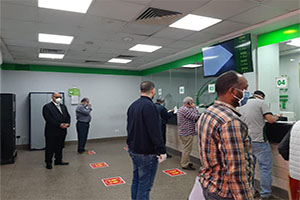 محافظ القاهرة يتفقد مكتب بريد عابدين لمتابعة منحة العمالة غير المنتظمة