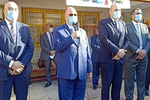 محافظ القاهرة يشارك الطلاب طابور الصباح ويهنأهم بنصر أكتوبر 