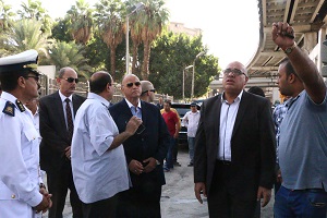 محافظ القاهرة يتفقد العقار المنهار بشارع الأزهر 