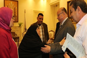 محافظ القاهرة يخصص وحدة سكنية لمسنة بالنهضة