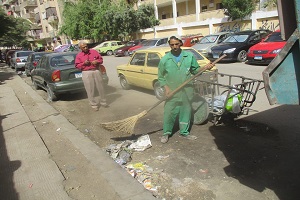متابعة أعمال النظافة اليومية بالحى 