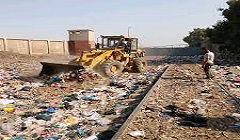 حملات مكثفة لرفع مخلفات هدم المباني والرتش ببعض شوارع الحي