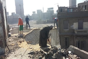 استكمال أعمال هدم وإزالة العقار رقم ٥٦ شارع ٢٦ يوليو