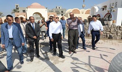 محافظ القاهرة يزور قرية الفواخير استعدادا للمنتدى الحضري العالمي