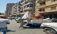 رئيس الحي يشن حملة مكبرة لإزالة الإشغالات بالشوارع والميادين