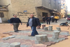 متابعة أعمال الرصف بشوارع الحي